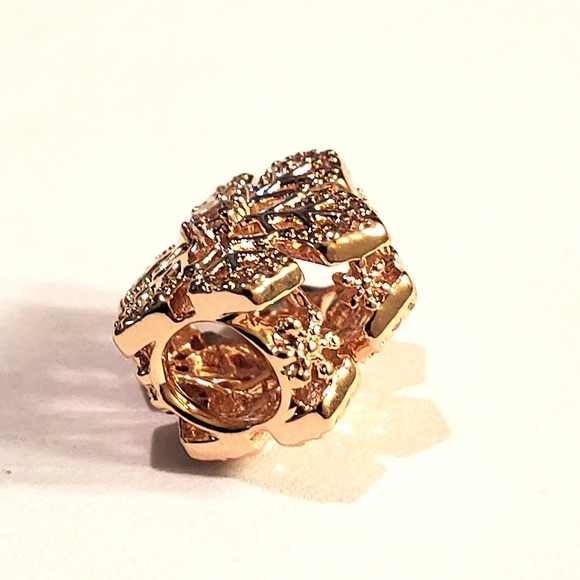 Authentic NEW Pandora 14K Pltd Festive Snowflake Charm CZ - Picture 4 of 6